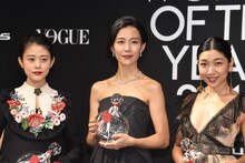 左から高畑充希、木村佳乃、安藤サクラ。