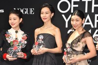左から高畑充希、木村佳乃、安藤サクラ。