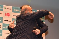 ハグをするアミール・ナデリとアンドレア・サルトレッティ。