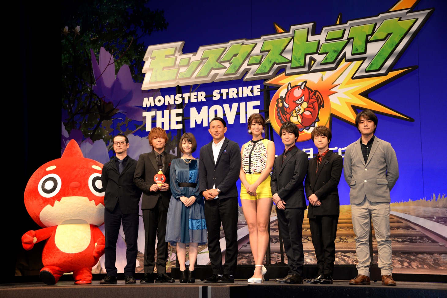 「モンスターストライク THE MOVIE はじまりの場所へ」完成披露＆ヒット祈願イベントの様子。左からオラゴン、岸本卓、福島潤、Lynn、川崎宗則、稲村亜美、小林裕介、河西健吾、江崎慎平。