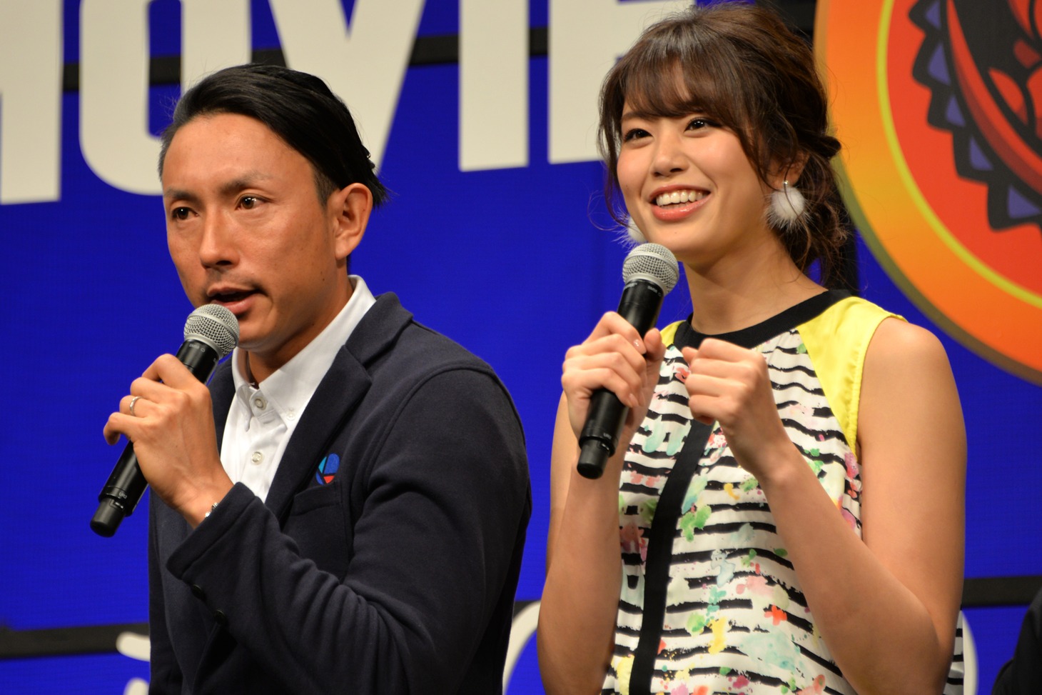 アメリカンジョークで会場を盛り上げる川崎宗則（左）と、ツッコミを入れる稲村亜美（右）。
