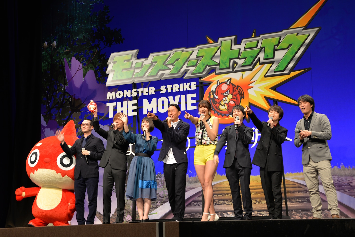 「モンスターストライク THE MOVIE はじまりの場所へ」完成披露＆ヒット祈願イベントの様子。左からオラゴン、岸本卓、福島潤、Lynn、川崎宗則、稲村亜美、小林裕介、河西健吾、江崎慎平。
