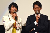 左から飯島寛騎、竹内涼真。