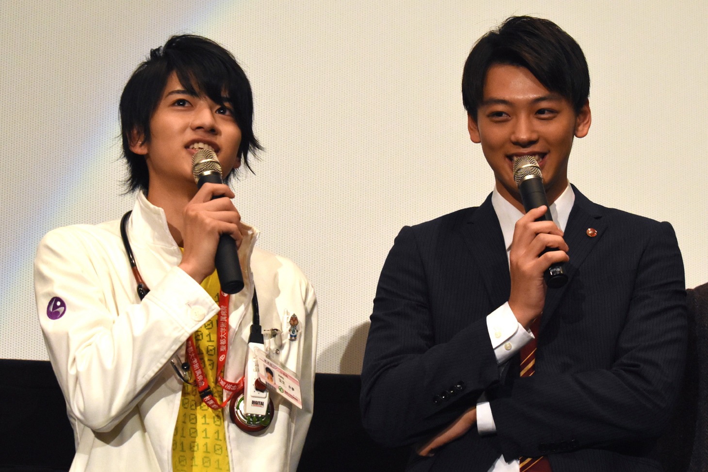 「仮面ライダー平成ジェネレーションズ Dr.パックマン対エグゼイド＆ゴースト with レジェンドライダー」完成披露に登壇した竹内涼真（右）と「仮面ライダーエグゼイド」主演の飯島寛騎（左）。