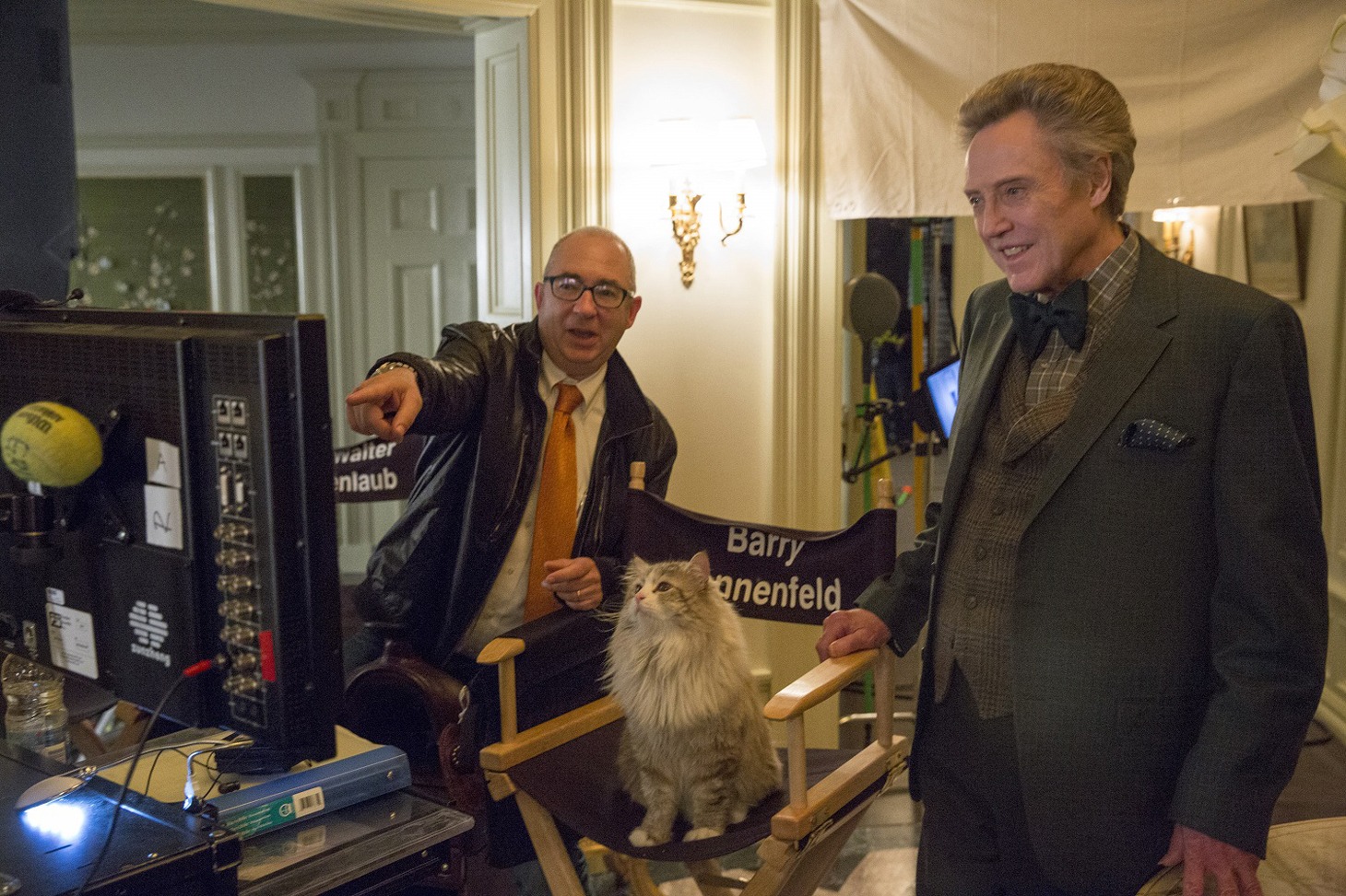 「メン・イン・キャット」撮影現場の様子。バリー・ソネンフェルド（左）とクリストファー・ウォーケン（右）。