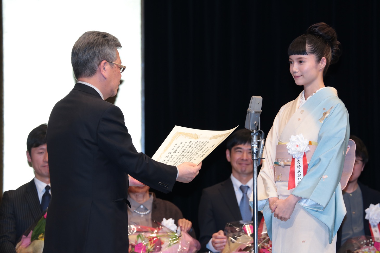 宮崎あおい（右）