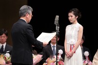 松岡茉優（右）