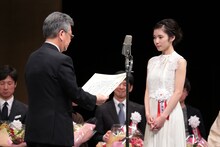 松岡茉優（右）