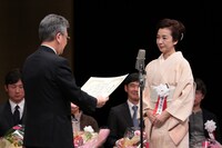 高橋惠子（右）