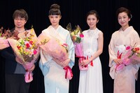 第40回山路ふみ子映画賞贈呈式の様子。左から新海誠、宮崎あおい、松岡茉優、高橋惠子。