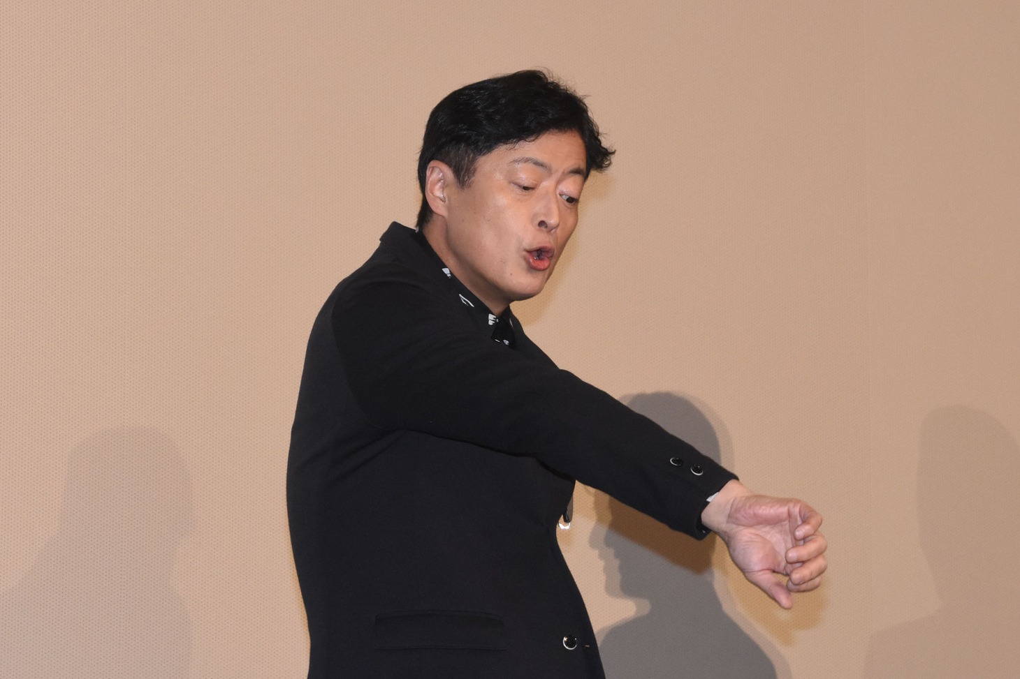 “カブトムシで脱臼”するシュールなパントマイムを披露する陣内孝則。