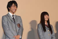 左から佐藤寛太、美沙玲奈。