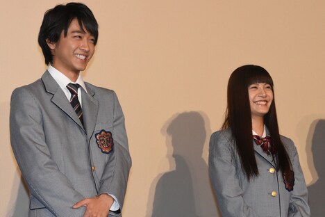 左から佐藤寛太、美沙玲奈。