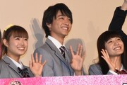 左から山口乃々華、佐藤寛太、美沙玲奈。
