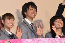 左から山口乃々華、佐藤寛太、美沙玲奈。