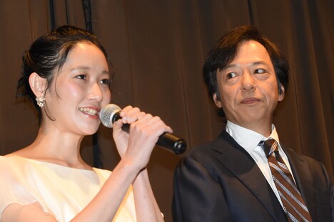 左から芦那すみれ、板尾創路。