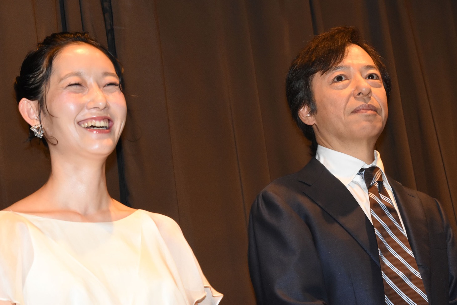 左から芦那すみれ、板尾創路。