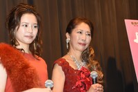 左から岡村いずみ、風祭ゆき。