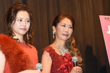 左から岡村いずみ、風祭ゆき。