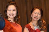 左から岡村いずみ、風祭ゆき。