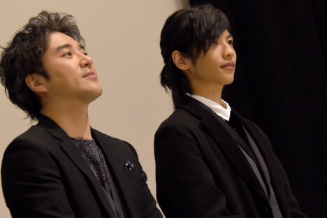 左からムロツヨシ、志尊淳。