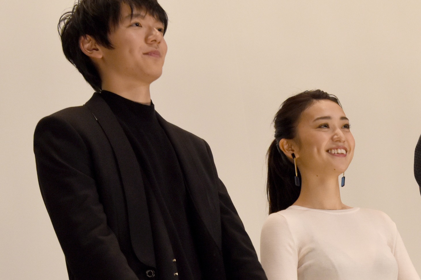 左から濱田龍臣、大島優子。