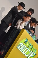 「疾風ロンド」初日舞台挨拶の様子。サスペンス要素とコメディ要素が“化学反応”を起こすストーリーにかけ、ルミファンタジアでタイトルプレートを発光させた。