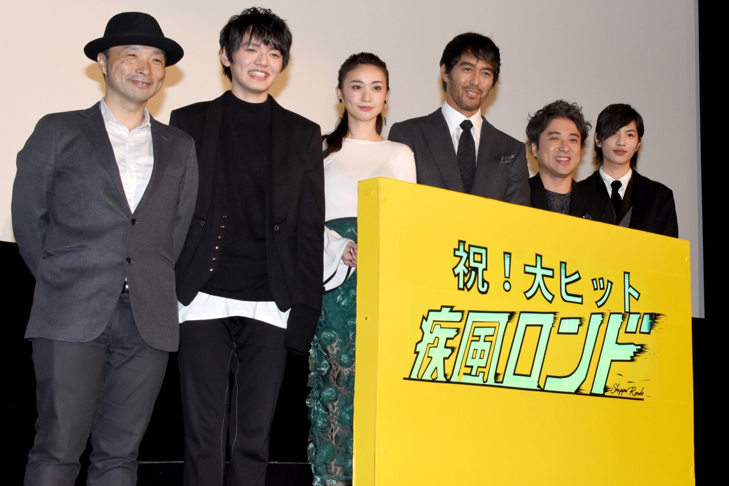 「疾風ロンド」初日舞台挨拶にて、左から吉田照幸、濱田龍臣、大島優子、阿部寛、ムロツヨシ、志尊淳。