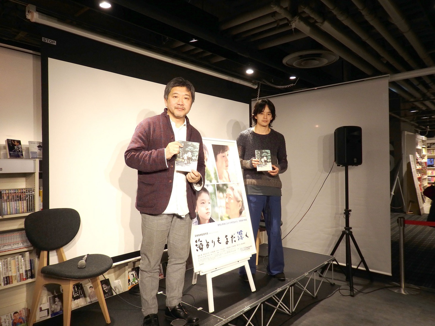 左から是枝裕和、池松壮亮。