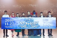 「コードギアス 反逆のルルーシュ キセキのアニバーサリー」にて、左から櫻井孝宏、小清水亜美、ゆかな、大河内一楼、谷口悟朗、ゼロ、福山潤、成田剣。