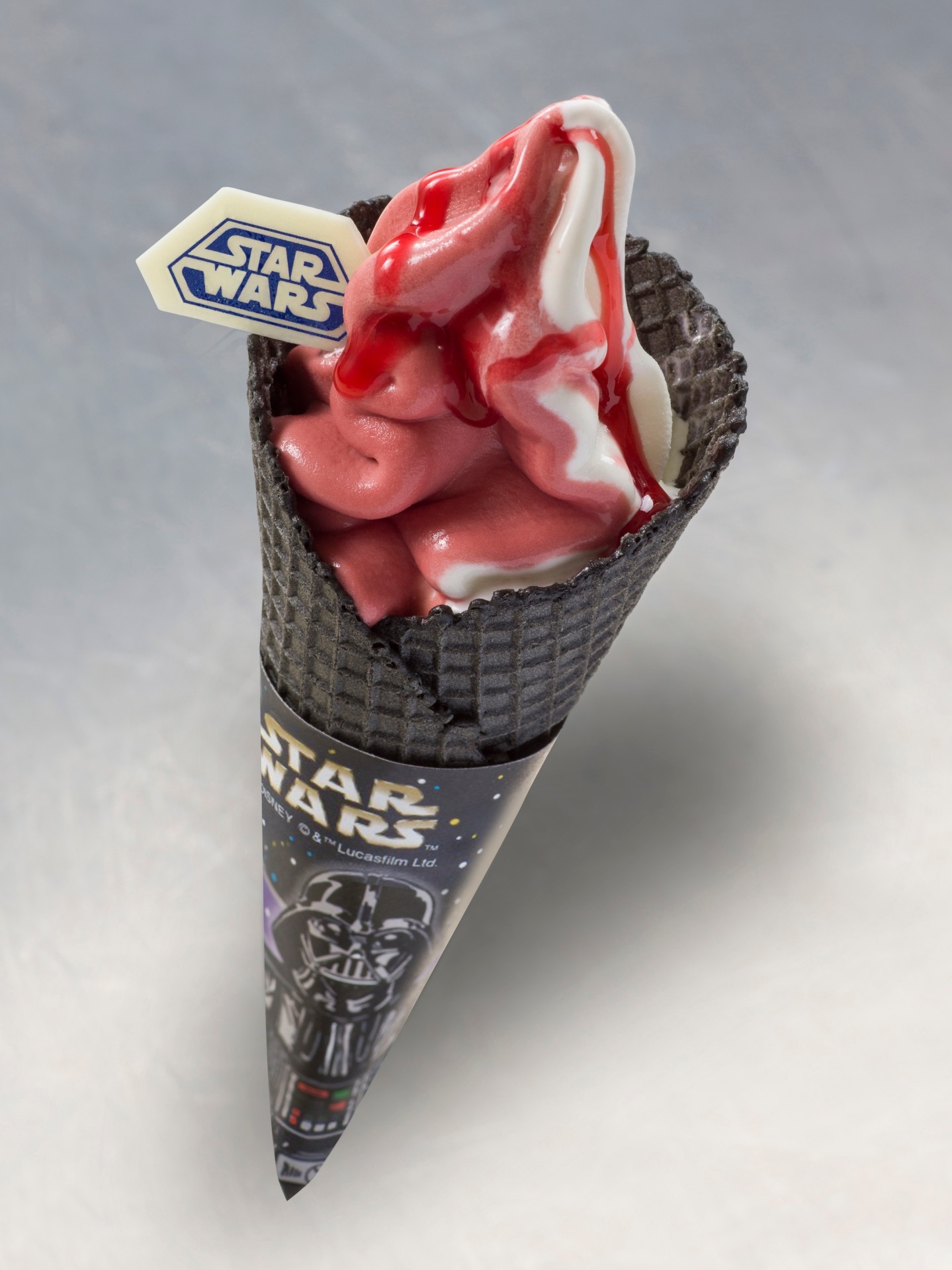 ダース・ベイダーをイメージしたソフトクリーム（350円）。