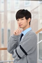 高校生の夜明了に扮する千葉雄大。