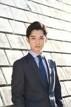 大人の夜明了に扮する千葉雄大。