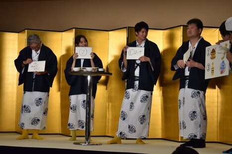 ゲームを楽しむ登壇者たち。