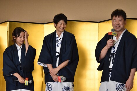 左から木村文乃、向井理、佐藤二朗。