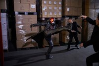 映画「スレイブメン」のワンシーン。