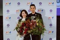 左から西川美和、本木雅弘。