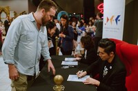 本木雅弘（右）