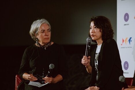 西川美和（右）