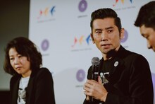 左から西川美和、本木雅弘。