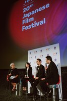 西川美和（中央左）、本木雅弘（中央右）。