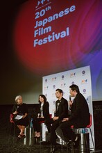 西川美和（中央左）、本木雅弘（中央右）。