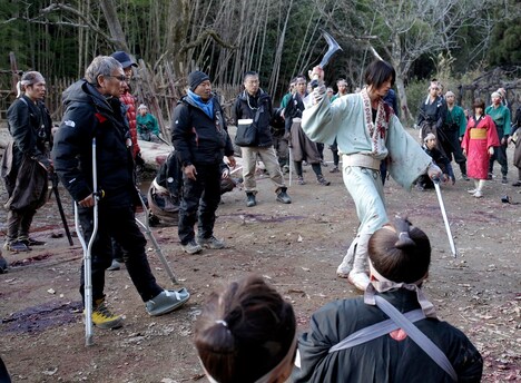 「無限の住人」撮影現場にて、福士蒼汰(右)に演出する三池崇史(左)。