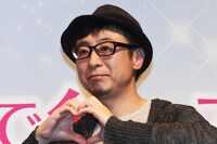ハートマークを作る監督の市井昌秀。