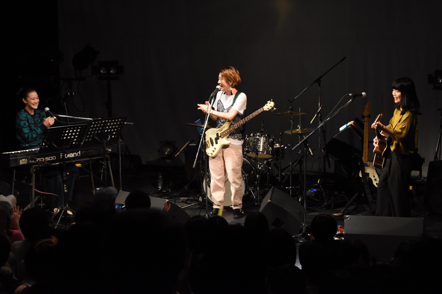 映画「アズミ・ハルコは行方不明」前前前夜祭の様子。