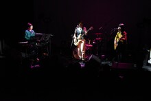 「バスロマンス」を演奏する蒼井優（左）とチャットモンチーの2人（中央・右）。