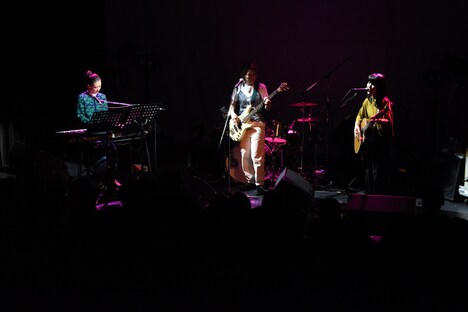 「バスロマンス」を演奏する蒼井優（左）とチャットモンチーの2人（中央・右）。