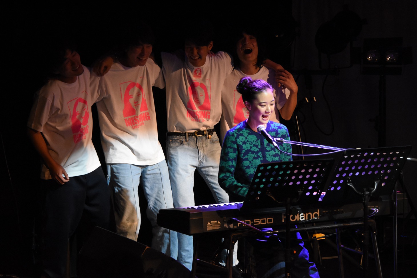 チャットモンチーの楽曲「バスロマンス」を弾く蒼井優（手前）と後ろで応援するキャストとスタッフ。