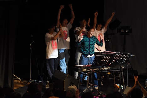 無事演奏でき、喜ぶ出演者たち。