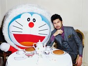 ドラえもん（左）とともに“どら焼きティーパーティー”を楽しむ平井堅（右）。写真：戎康友